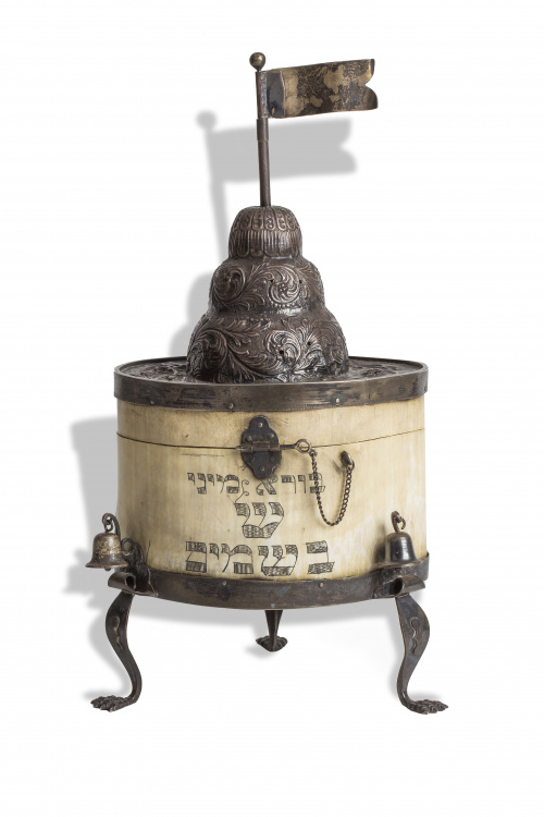 Incensario hebreo en marfil y plata sobre pues de trípode,