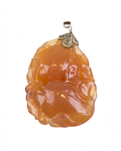 Colgante con jade naranja tallado con sutiles formas vegeta