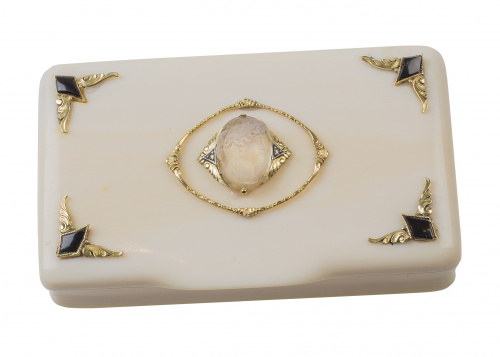 Cajita de pp. S. XIX realizada en marfil con camafeo de pie