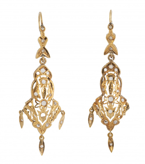 Pendientes largos de pp. S. XX con forma de campana lobulad