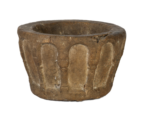 Mortero gótico de piedra tallada, con arcos y columnas.S.