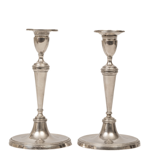 Pareja de candeleros Carlos IV de plata en su color. Con ma
