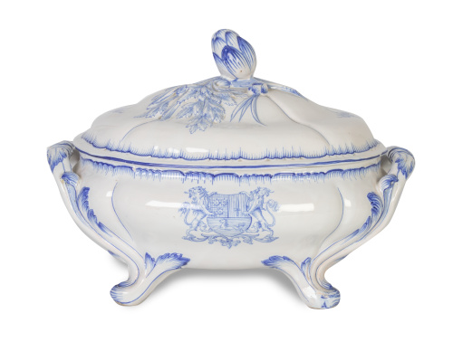 Sopera de cerámica esmaltada en azul y blanco con escudo.