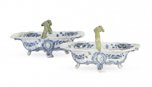 Pareja de cestas de loza esmaltada en azul y verde, con dec