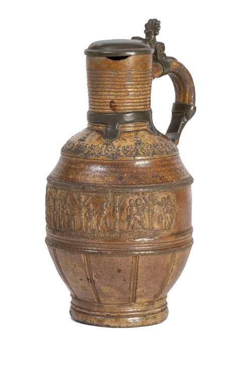 Jarro de cerámica vidriada y peltre con friso de personajes
