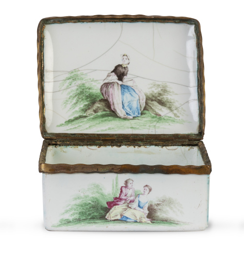 Tabaquera de esmalte con decoraciòn de escenas galantes.A