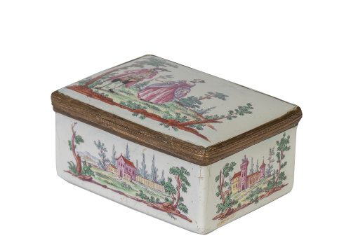 Tabaquera esmaltada con escena galante en la tapa en el int