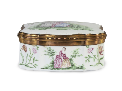 Tabaquera de esmalte con escena galante en la tapa y en el 