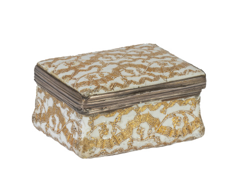 Tabaquera de esmalte con decoración de cintas en dorado, mo