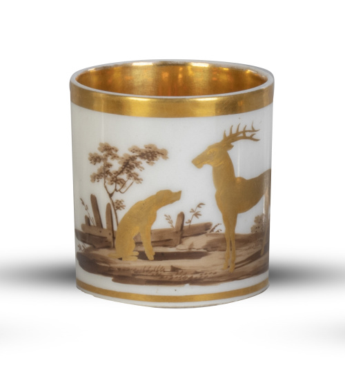 Taza de porcelana esmaltada y dorada con escena de caza.p