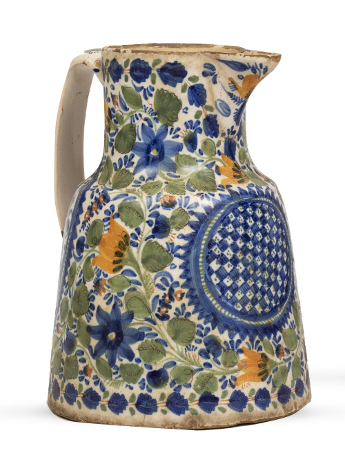 Jarro de pico de cerámica esmaltada con decoración floral.