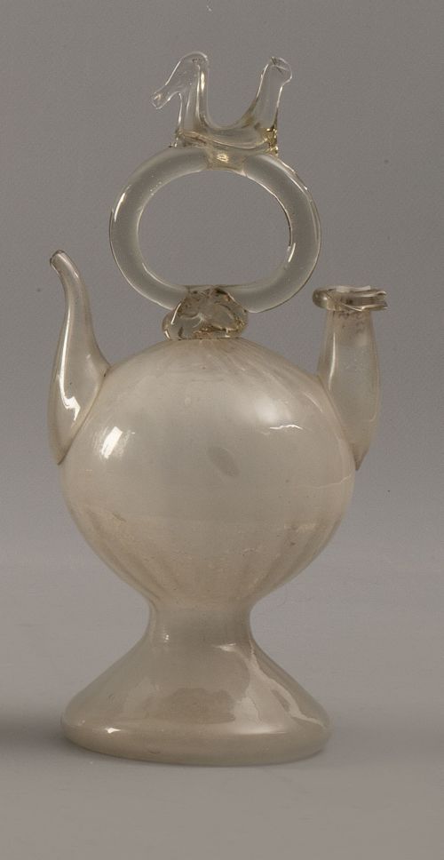 Botijo o cantir de vidrio transparente con ave en el asa.