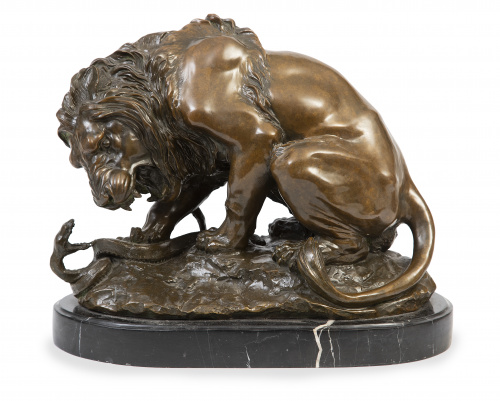 León y serpiente.Escultura de bronce, sobre base de mármo