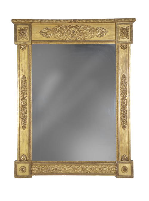 Espejo imperio de madera tallada, estucada y dorada.Traba