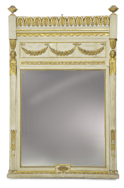 Espejo de madera lacada de blanco y dorado, con esfinges y 