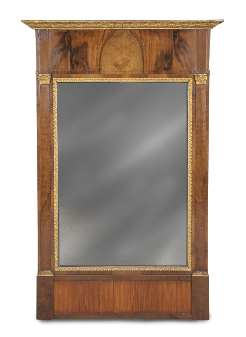 Espejo de madera de nogal y madera tallada y dorada.Traba