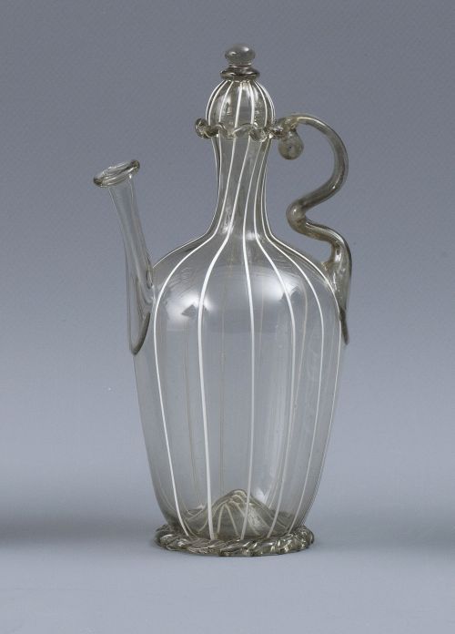 Garrafa de vidrio de color ahumado, con hilos en laticinio 