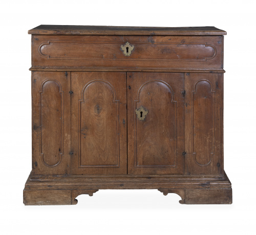 Armario bajo de dos puertas de madera de nogal.Trabajo es