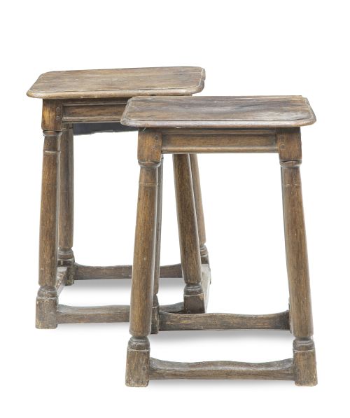 Pareja de taburetes de madera con patas de vela.Trabajo c