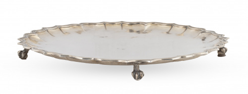 Salvilla de plata de contorno, sobre patas de garra de bola