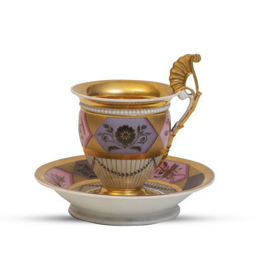Taza con su plato de porcelana esmaltada y dorada con flore