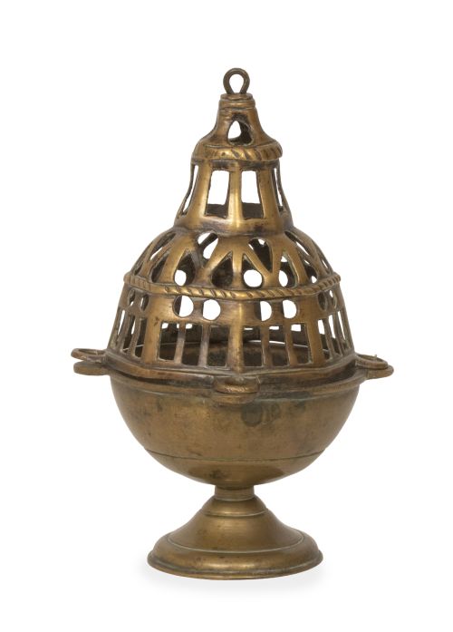 Incensario de bronce dorado, con decoración de sogueado.E