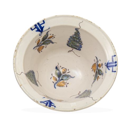 Cuenco de cerámica esmaltada con decoración de ramilletes y