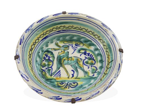 Lebrillo de cerámica esmaltada con liebre en el asiento.T