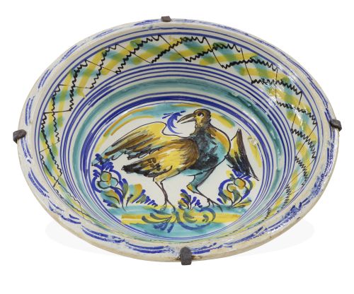 Lebrillo de cerámica esmaltada con ave en el asiento.Tria