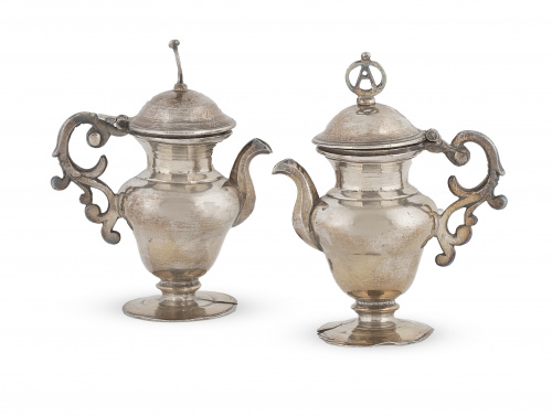 Pareja de vinajeras de plata sobre dorada. Con marcas.Die