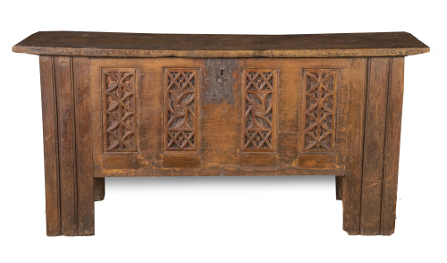 Arcón de madera tallada, con aplicaciones de tracería gótic