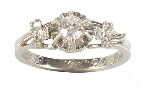 Sortija con solitario de brillante de 0,27 ct entre hojitas