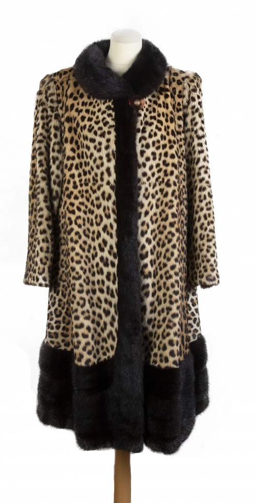 Abrigo vintage de piel de pantera somalí rematado con piel 