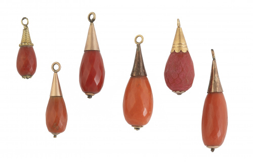 Lote de seis dijes de perillas facetadas de coral de pp. S.