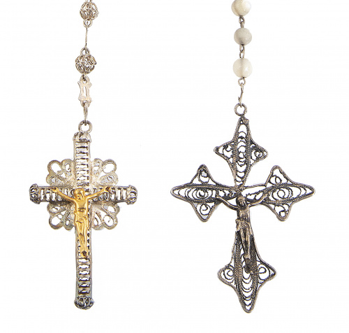 Lote de dos rosarios, uno de cuentas de madreperla, otro de