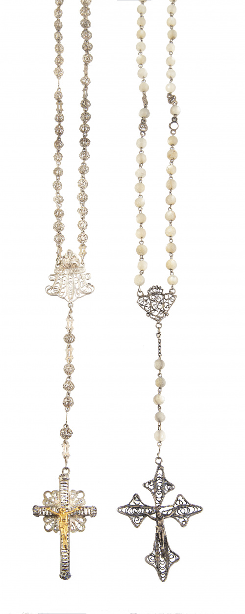 Lote de dos rosarios, uno de cuentas de madreperla, otro de