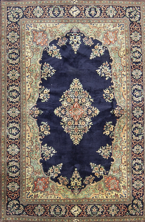 Alfombra Ghom, de capo azul y cartela central. FirmadaPer