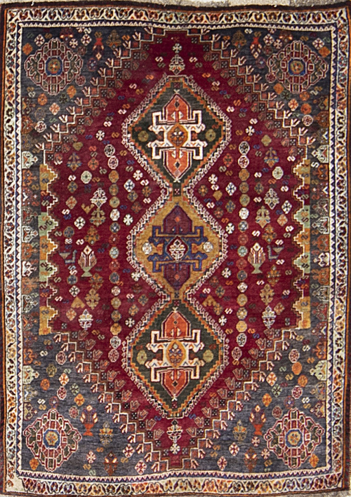 Alfombra tribal Kachculi, con cartuchos geométricos sobre f