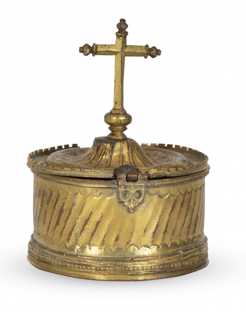 Píxide de cobre dorado.Trabajo español, S. XVI - XVII.