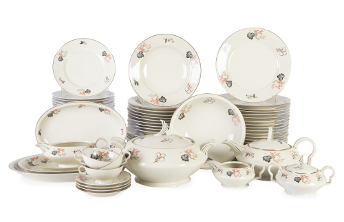 Vajilla de porcelana esmaltada con símbolos y filo dorado.