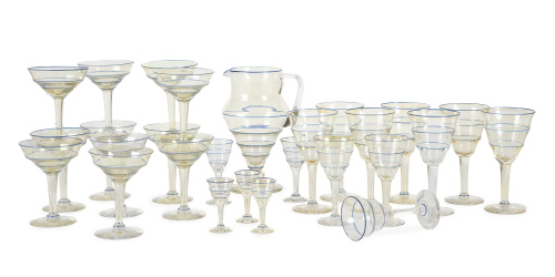 Juego de copas y un jarro de cristal iridiscente en azul y 