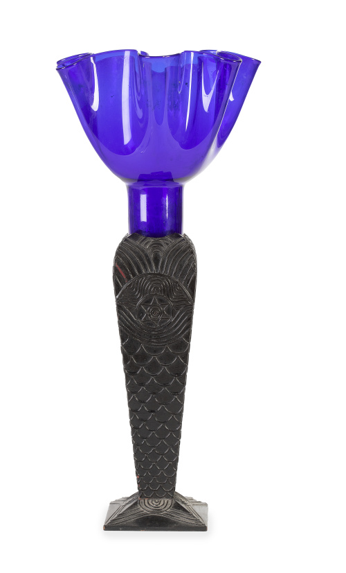 Jarrón de cristal azul con base de madera tallada y pintada