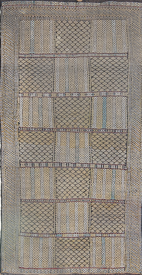 Alfombra marroquí decorada con cuadrados y geometrías.