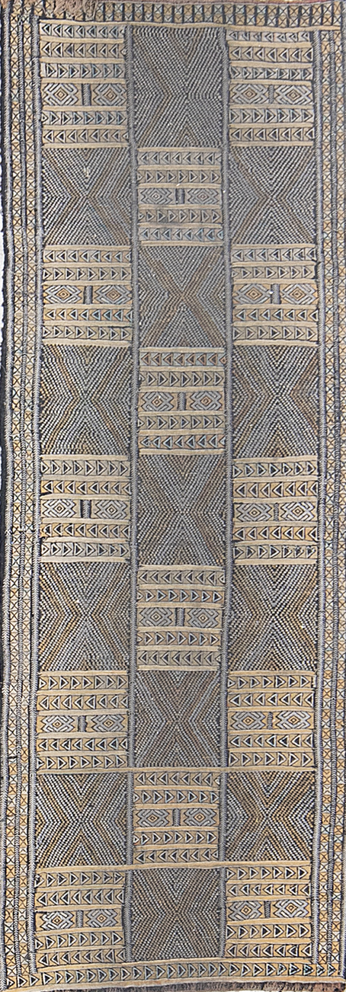 Alfombra marroquí de pasillo decorada con cuadrados.