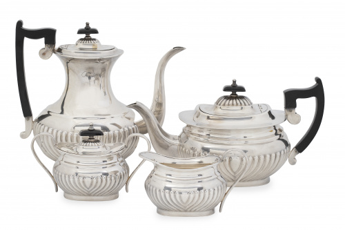 Juego de café y té de metal plateado con mangos de madera.