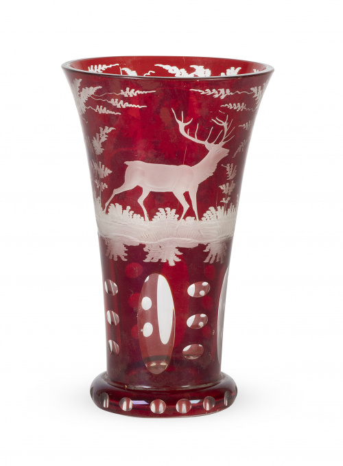 Vaso de cristal rojo rubí grabado, con un ciervo en paisaje