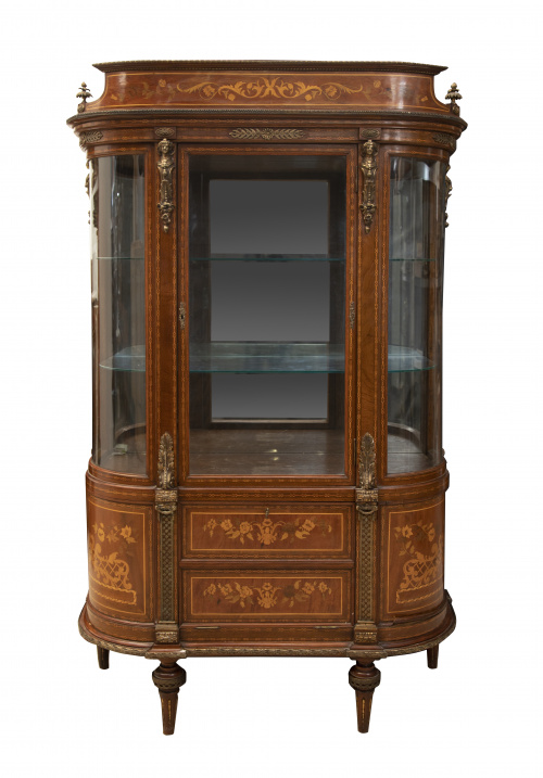 Vitrina de estilo Luis XVI de madera con marquetería y apli