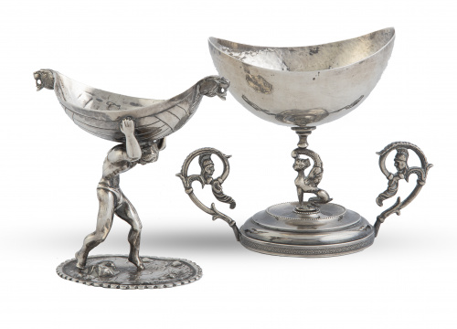 Lote de dos especieros de metal plateado, uno decorado con 