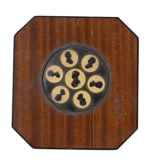 Placa circular con siete siluetas en "verre églomisé", con 