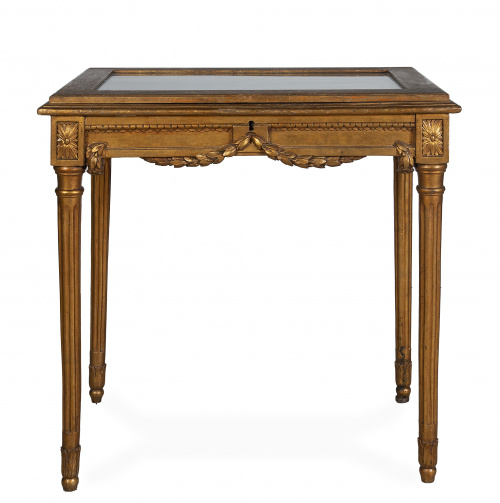 Vitrina de estilo Luis XVI de madera tallada y dorada.Pri